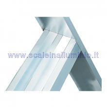 Scala conica 3 piedi con terminale a punta per Agricoltura - 8 gradini profondi 83 mm.