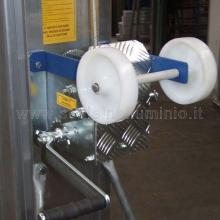 Sollevatore per materiali mod. 720 particolare ruote in nylon da ribaltamento Sollevatore per materiali mod. 720 particolare ruote in nylon da ribaltamento