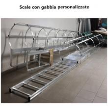 scala con gabbia di protezione