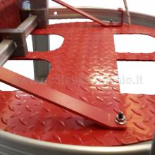 Scale con gabbia piano di riposo interno vista di lato Scale con gabbia piano di riposo interno vista di lato