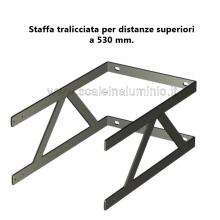 Staffa tralicciata su misura per scale modulari con gabbia. Staffa tralicciata su misura per scale modulari con gabbia.