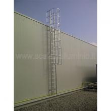 scala con gabbia di protezione particolare sbarco scala con gabbia di protezione particolare sbarco