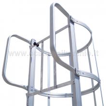 scala con gabbia di protezione