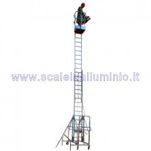 Scala in alluminio verticale con base e piano di lavoro allungabile con argano 2 x 14 Scala in alluminio verticale con base e piano di lavoro allungabile con argano 2 x 14