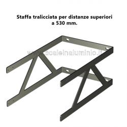 Staffa tralicciata su misura per scale modulari con gabbia. Staffa tralicciata su misura per scale modulari con gabbia.