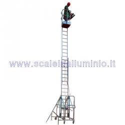 Scala in alluminio verticale con base e piano di lavoro allungabile con argano 2 x 16 Scala in alluminio verticale con base e piano di lavoro allungabile con argano 2 x 16