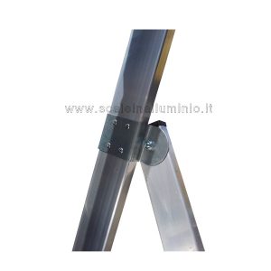 Scala in alluminio a salita singola apribile particolare cerniere