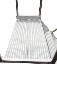 Scala a castello modello Ikaro con ruote maggiorate da 260 mm particolare pedana in estruso antiscivolo